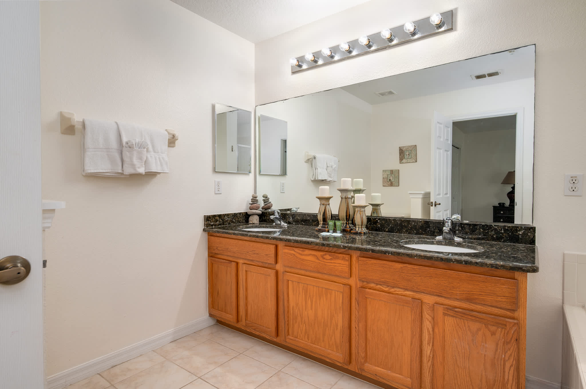 Townhouse w/large kitchen & covered patio