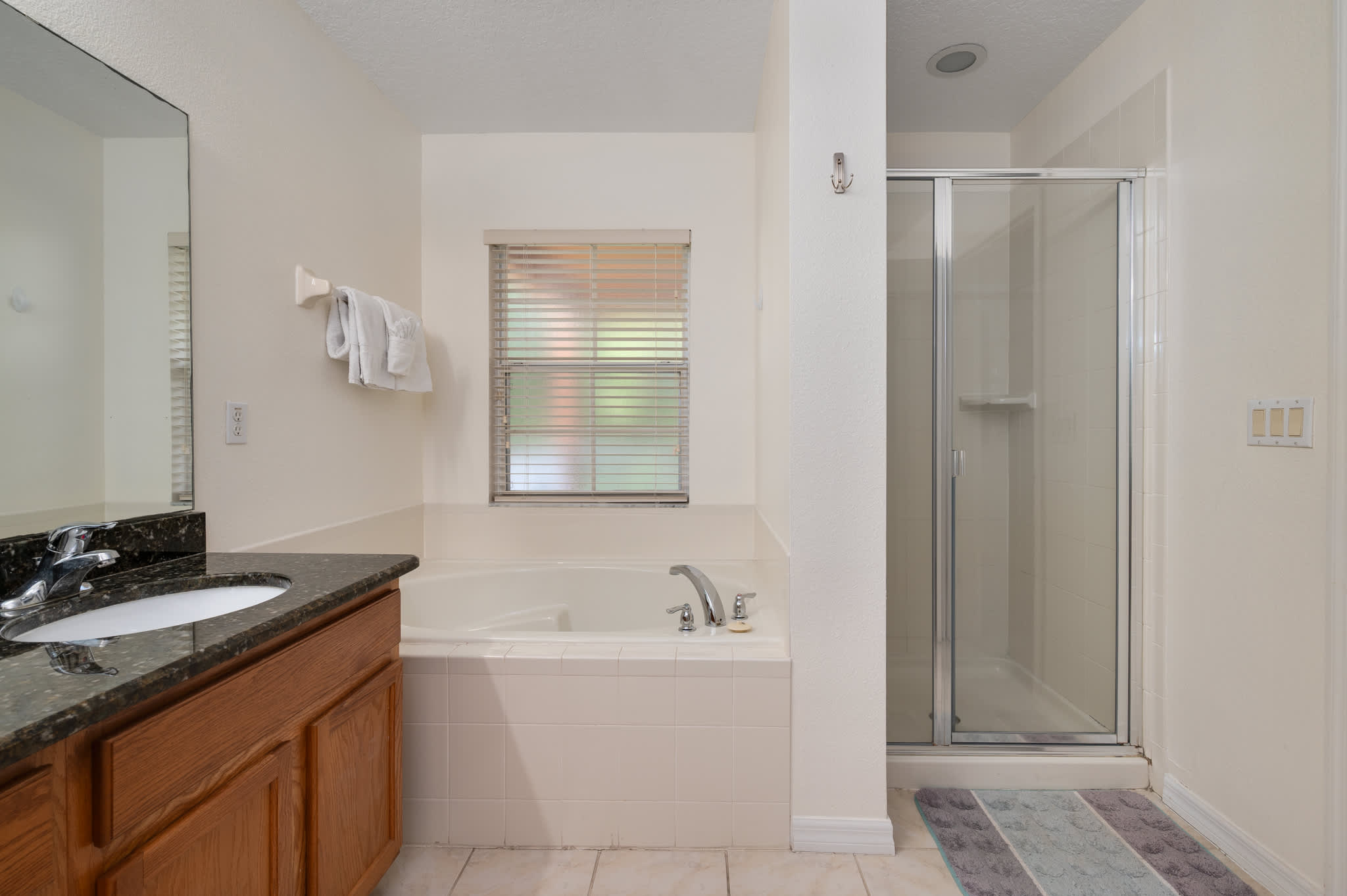 Townhouse w/large kitchen & covered patio