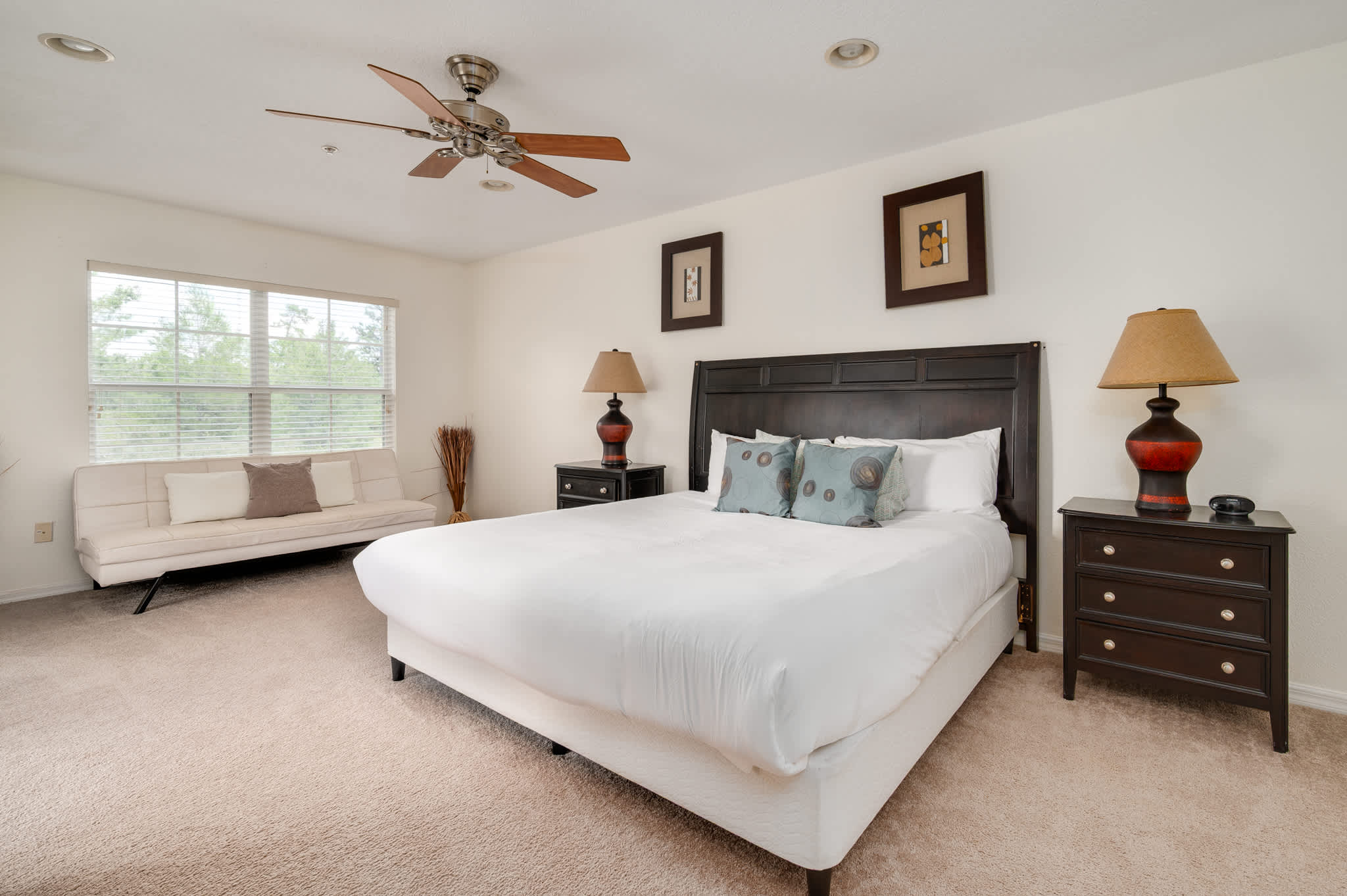 Townhouse w/large kitchen & covered patio