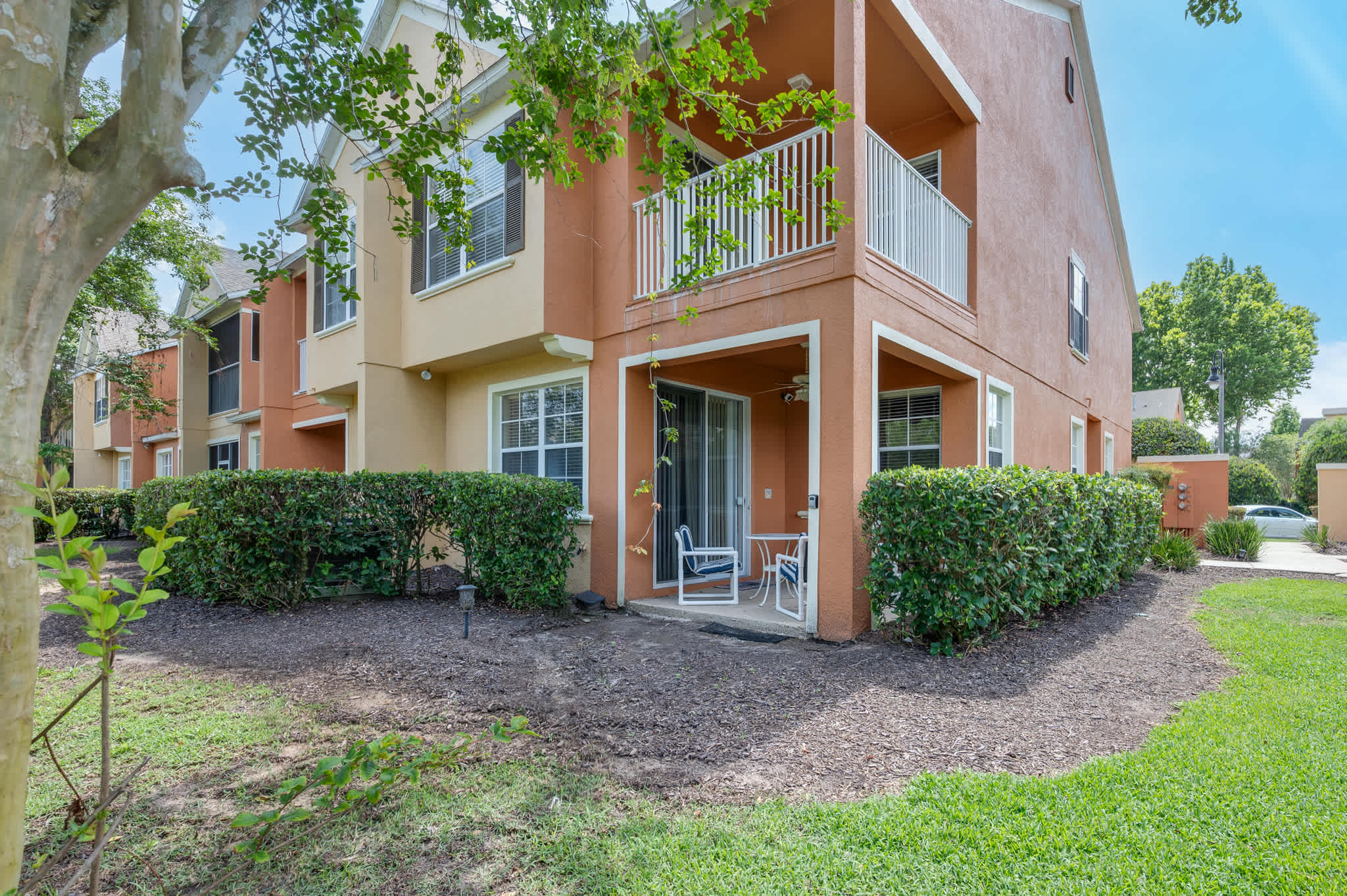 Townhouse w/large kitchen & covered patio
