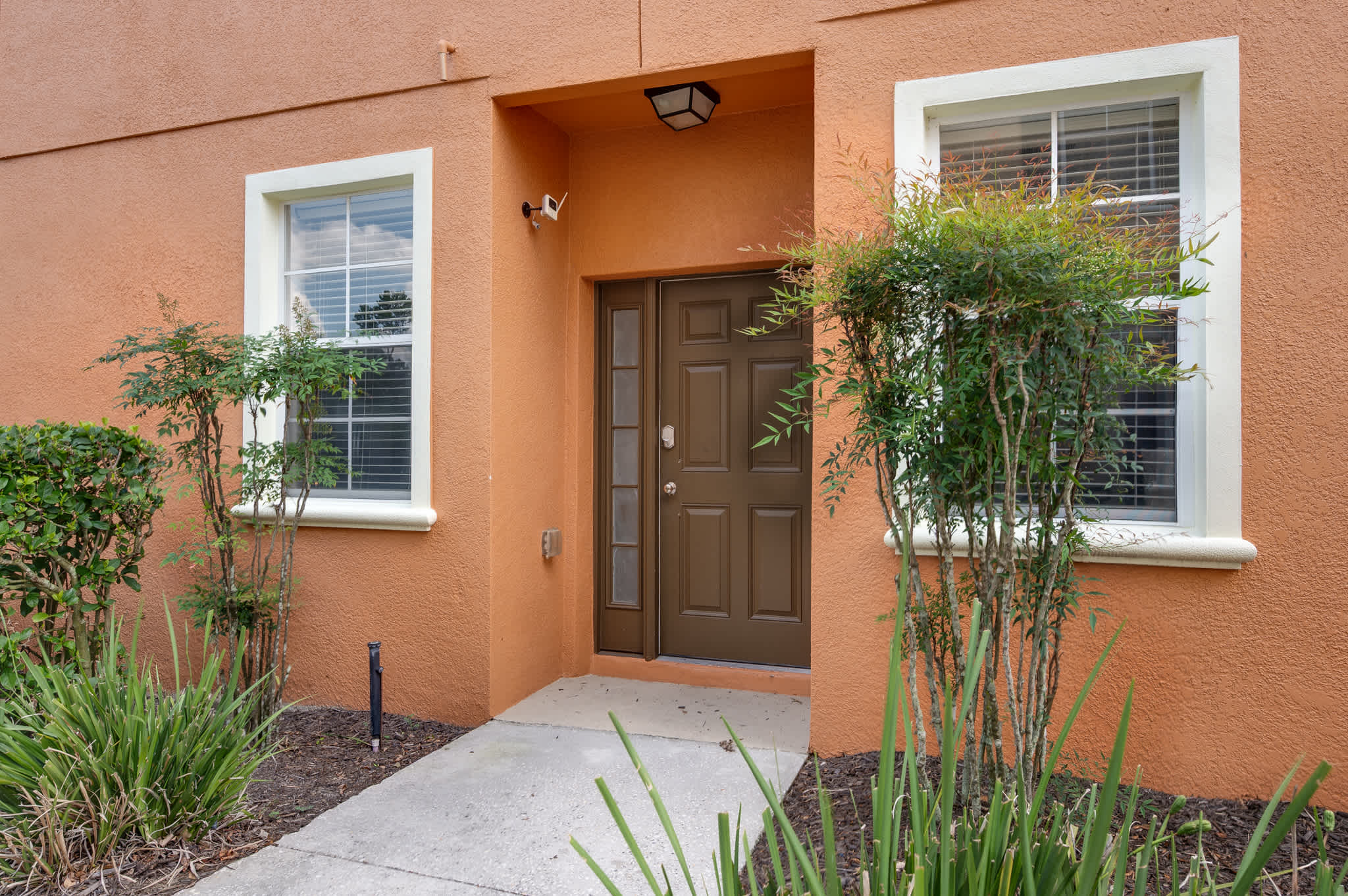 Townhouse w/large kitchen & covered patio
