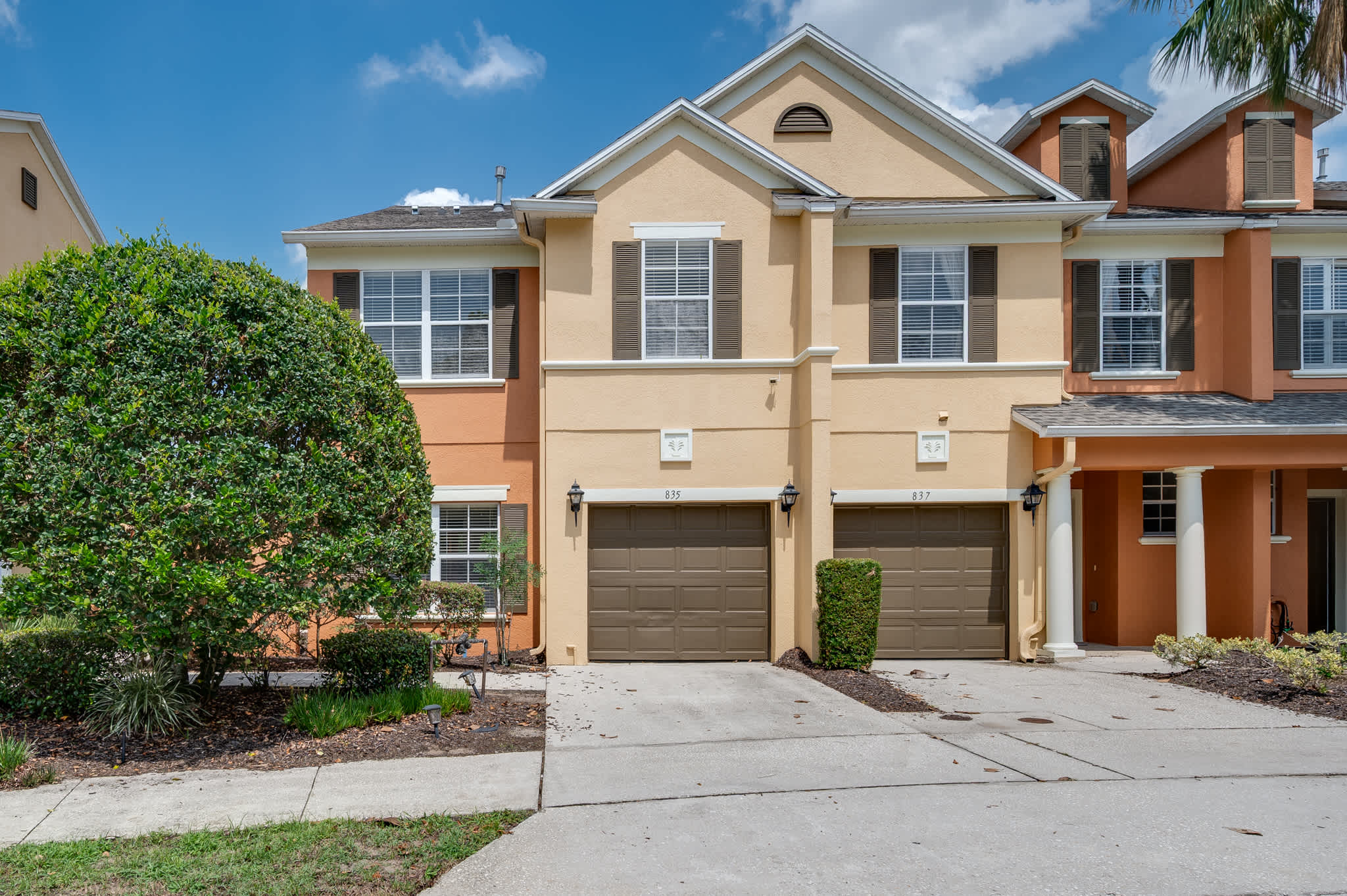 Townhouse w/large kitchen & covered patio