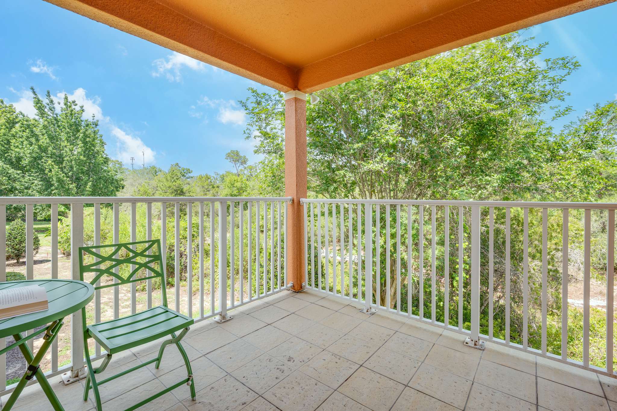 Townhouse w/large kitchen & covered patio