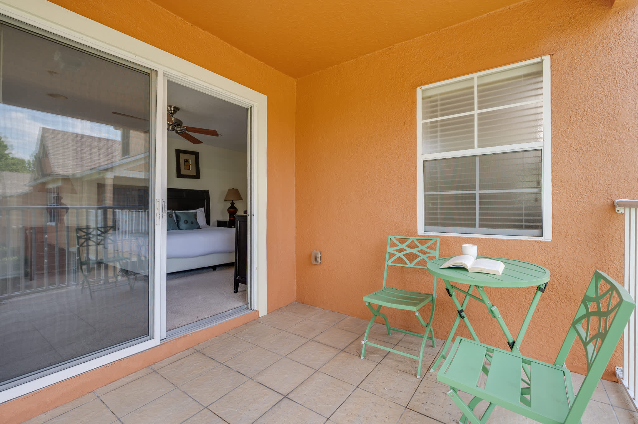 Townhouse w/large kitchen & covered patio