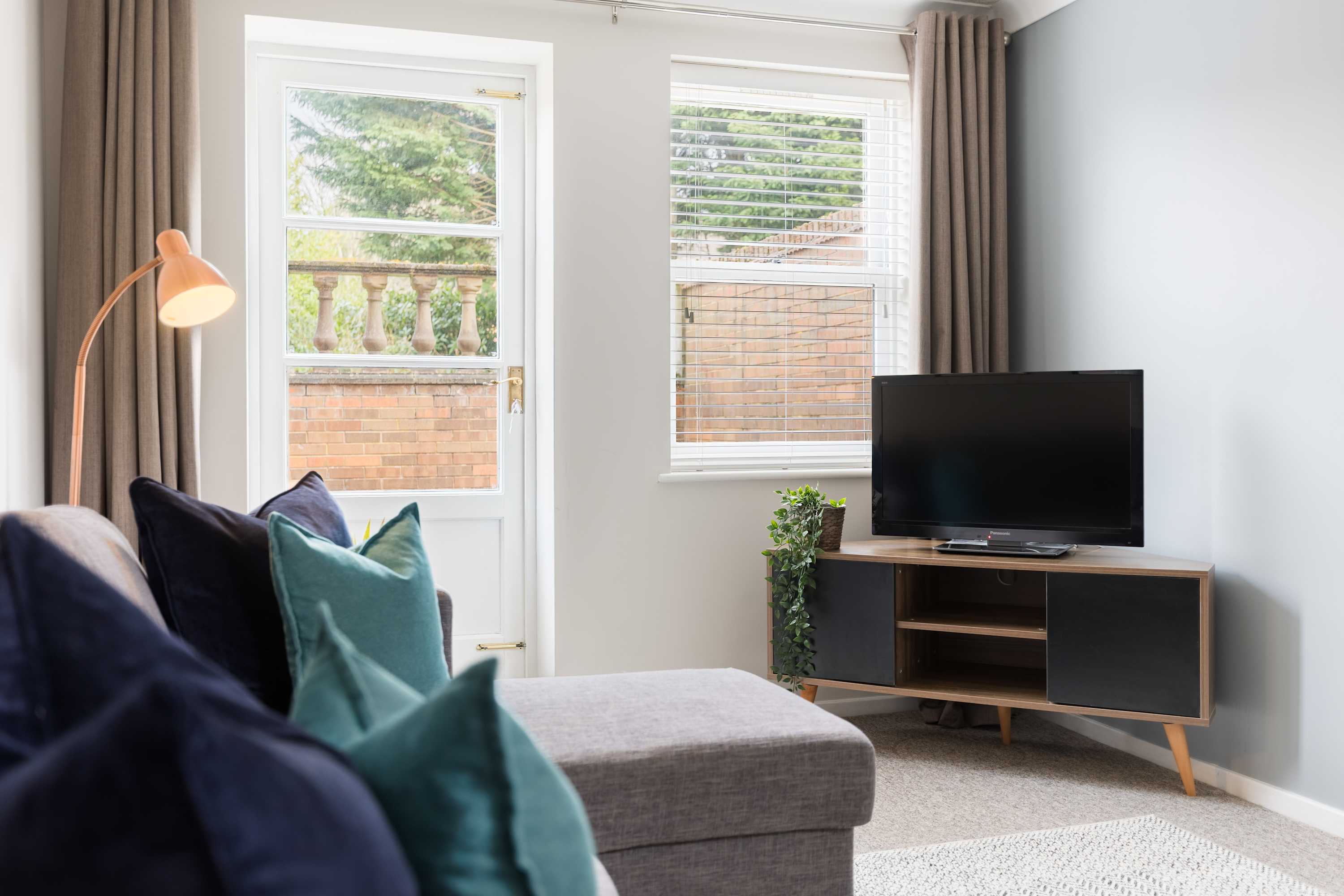 Modern | 2 Bed | Chestnut Court Leamington Spa in Chestnut Court, 4 Guys Cliffe Avenue CV32 6LY - Property image 8 - VivreStays