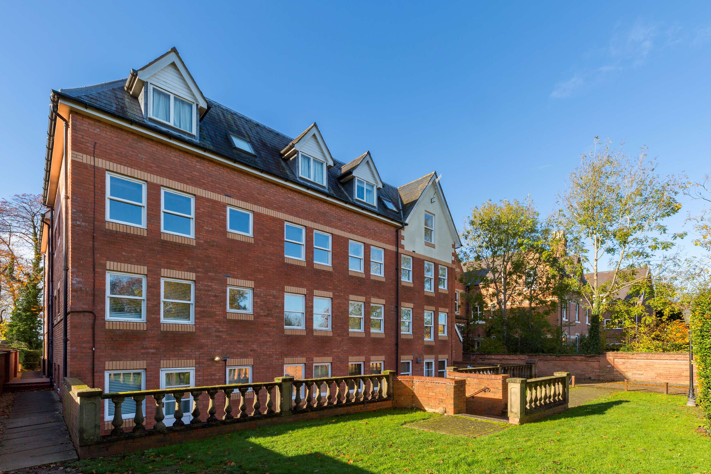 Modern | 2 Bed | Chestnut Court Leamington Spa in Chestnut Court, 4 Guys Cliffe Avenue CV32 6LY - Property image 28 - VivreStays