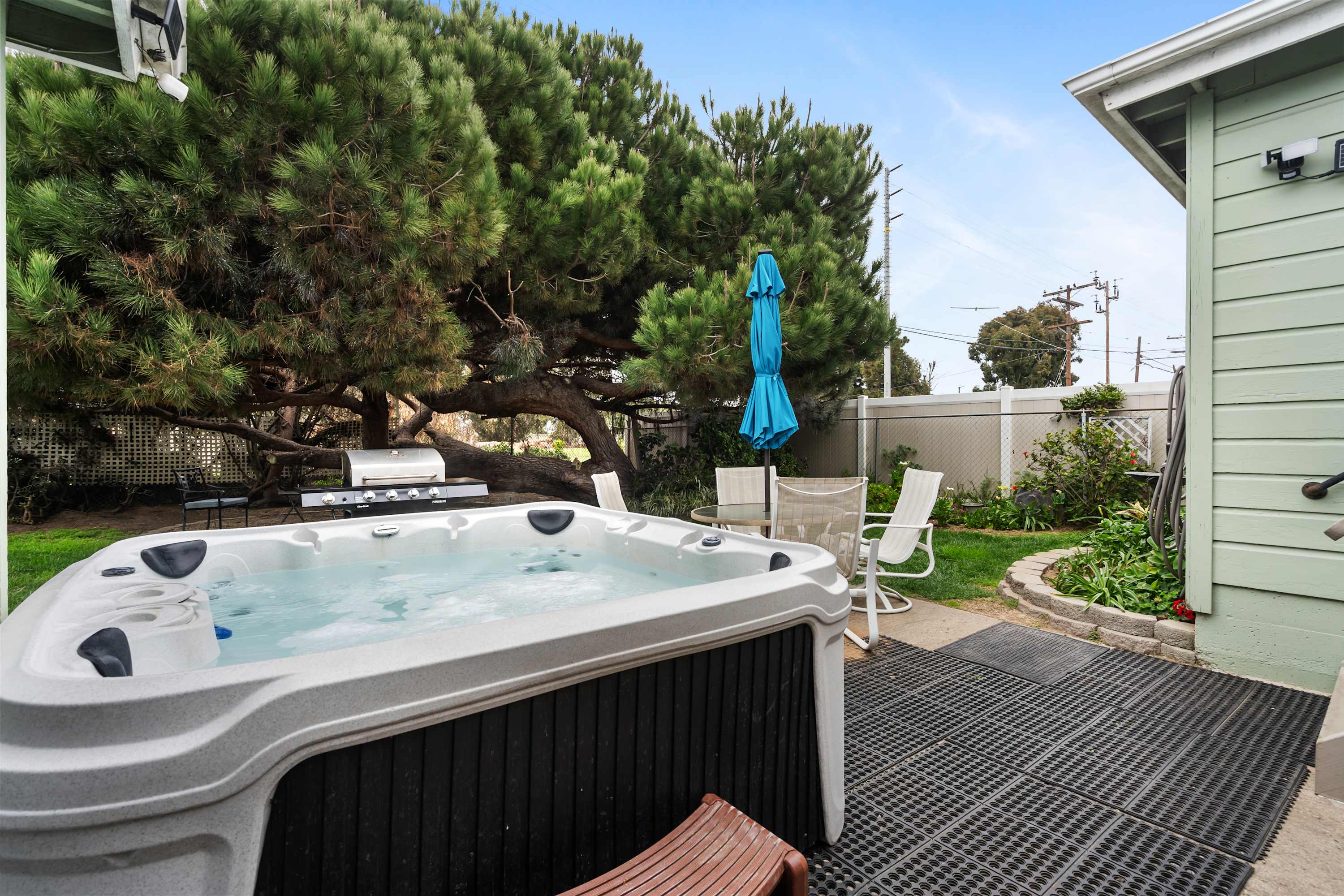 O-Side Beach Bungalow with Jaccuzi! Blocks to beach! — Oceanside, CA — vacation rental