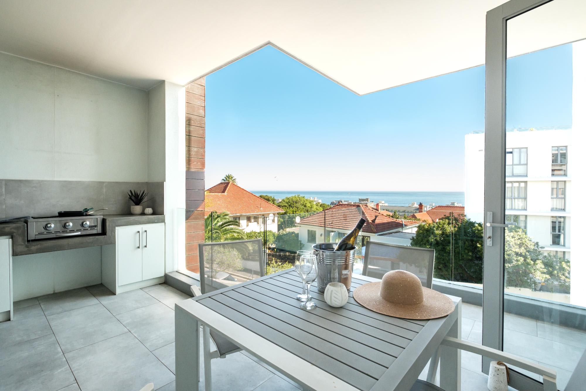 Bright 2bed in Sea Point w Sea Views Helio Haven