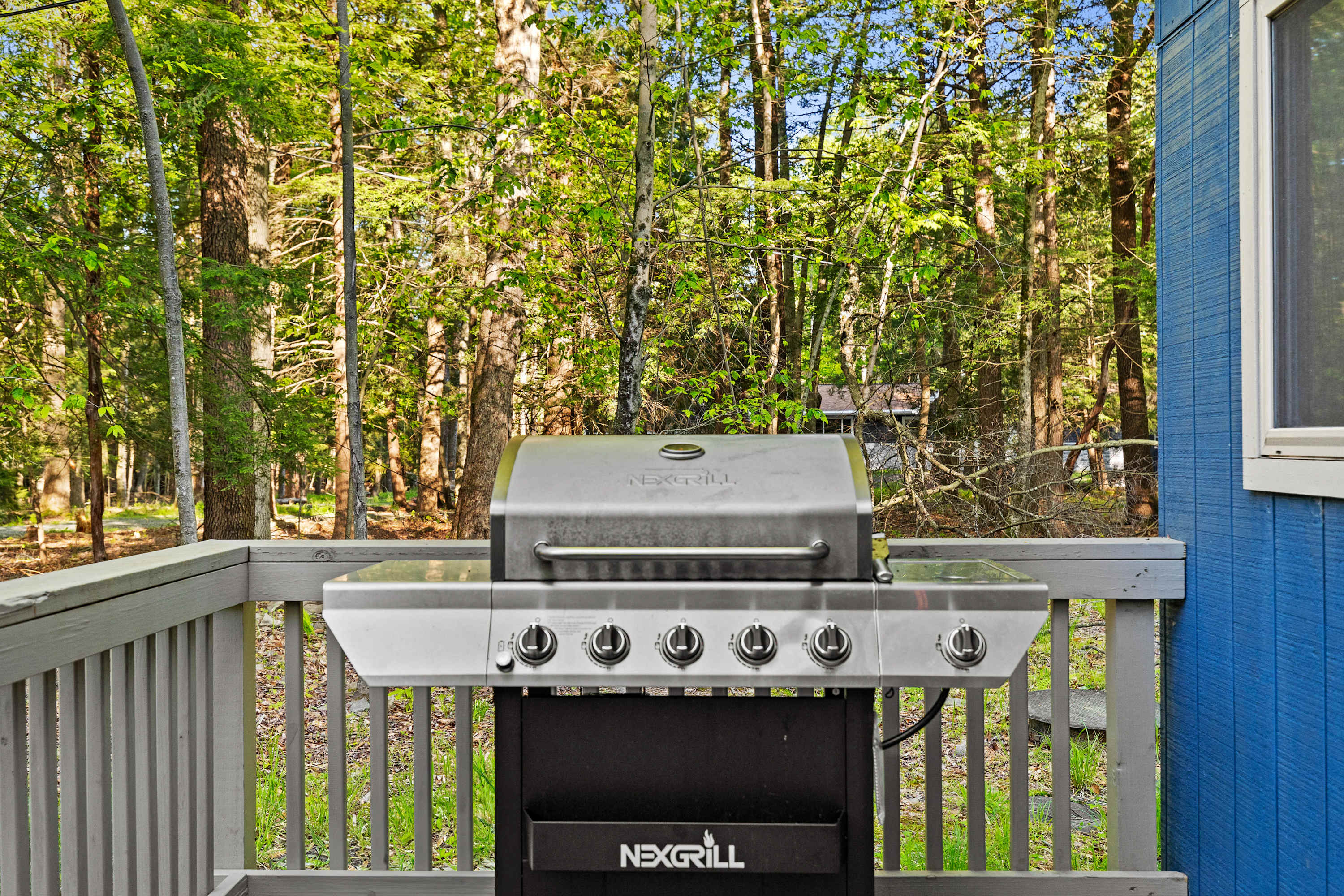 Get ready for BBQ nights and outdoor feasts with this convenient gas grill! Perfect for making memories and enjoying delicious meals on your getaway. 🔥🍔 #GrillAndChill