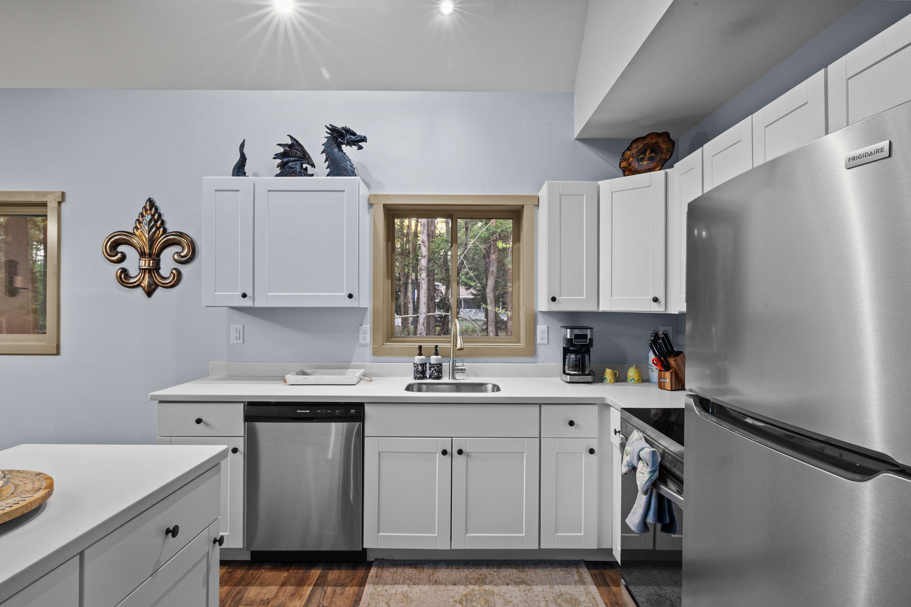 Well-equipped kitchen with all necessary appliances, making meal prep and clean-up a breeze. 🍽️ #VacationReady
