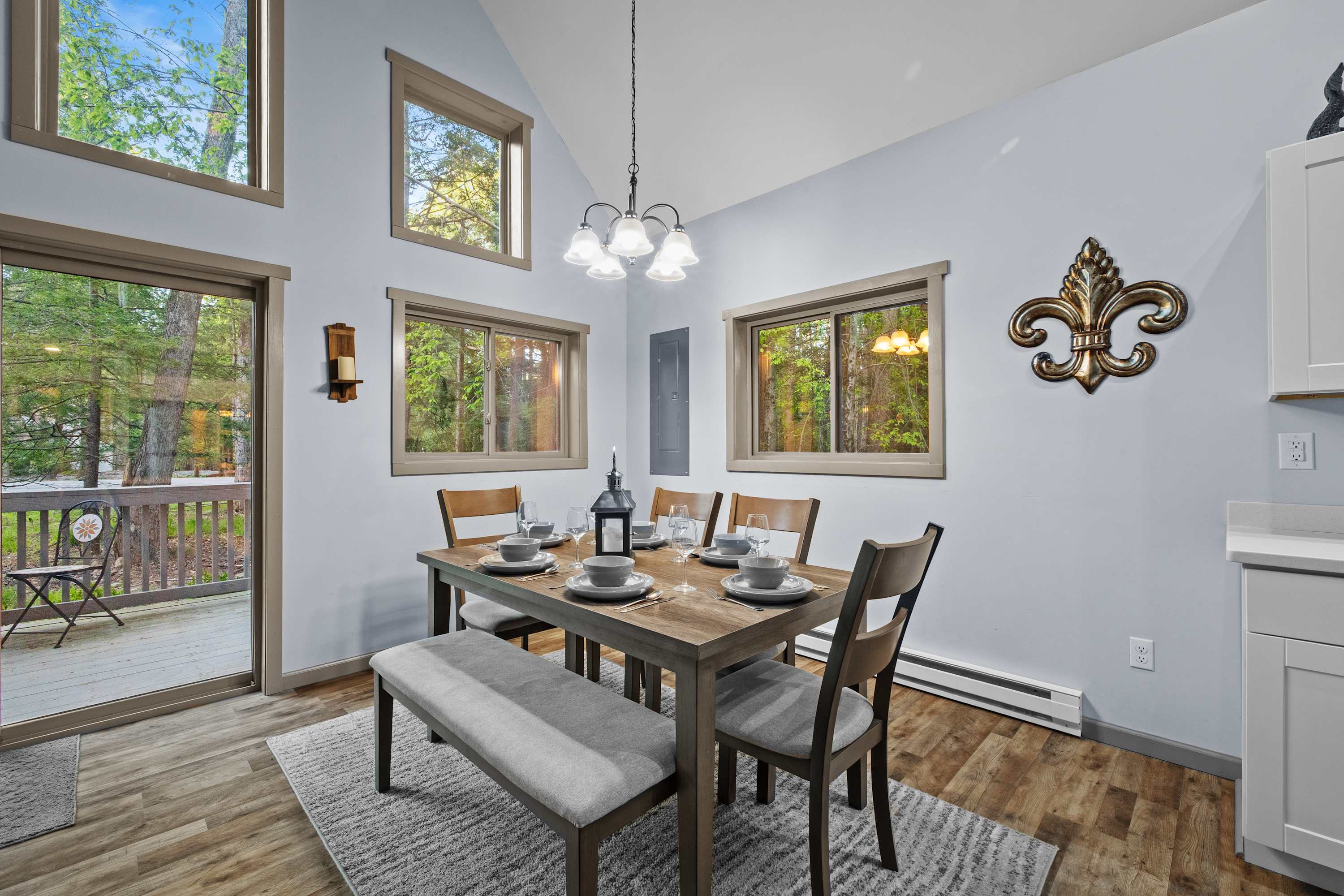 Bright and inviting dining room, with table for 6. Ideal for gathering with loved ones. Enjoy beautiful forest views through the large windows.