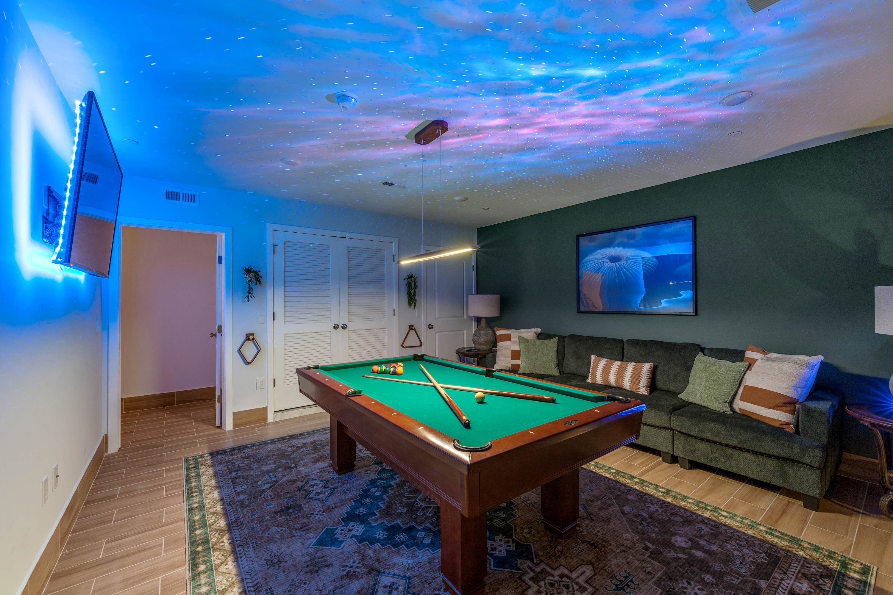 Luxury 2B, 2Ba, Pool Table, Parking!