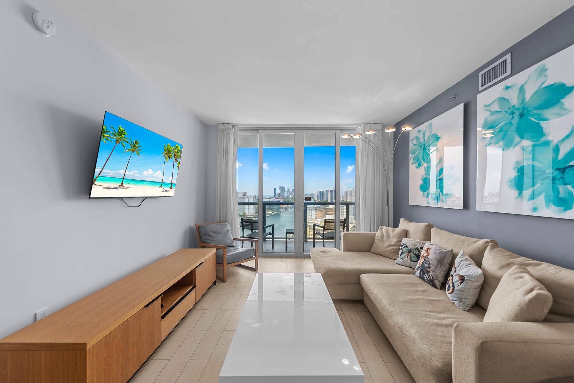 Breathtaking Waterfront Retreat - Balcony & Beach Access