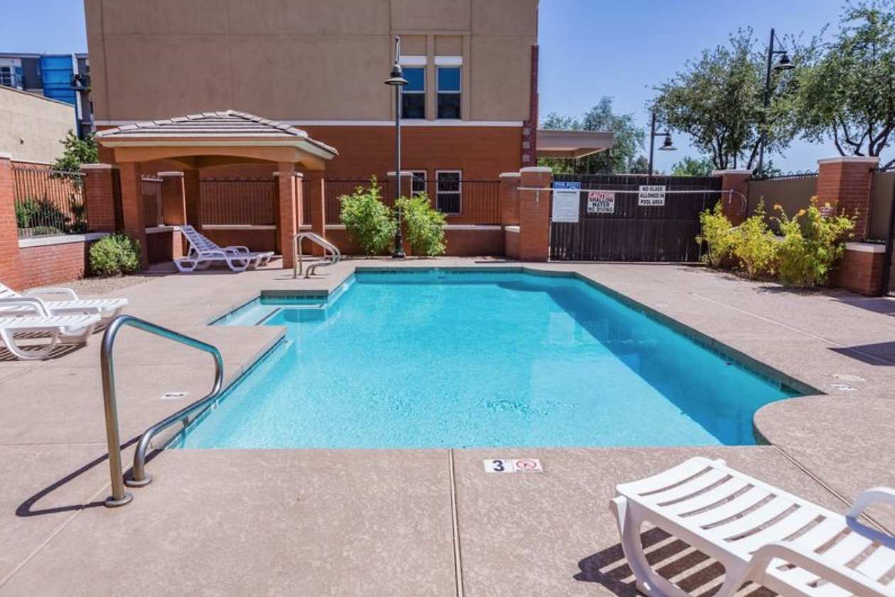 Downtown Tempe Escape, Comm. Pool, Walk to ASU — Tempe, AZ — vacation rental
