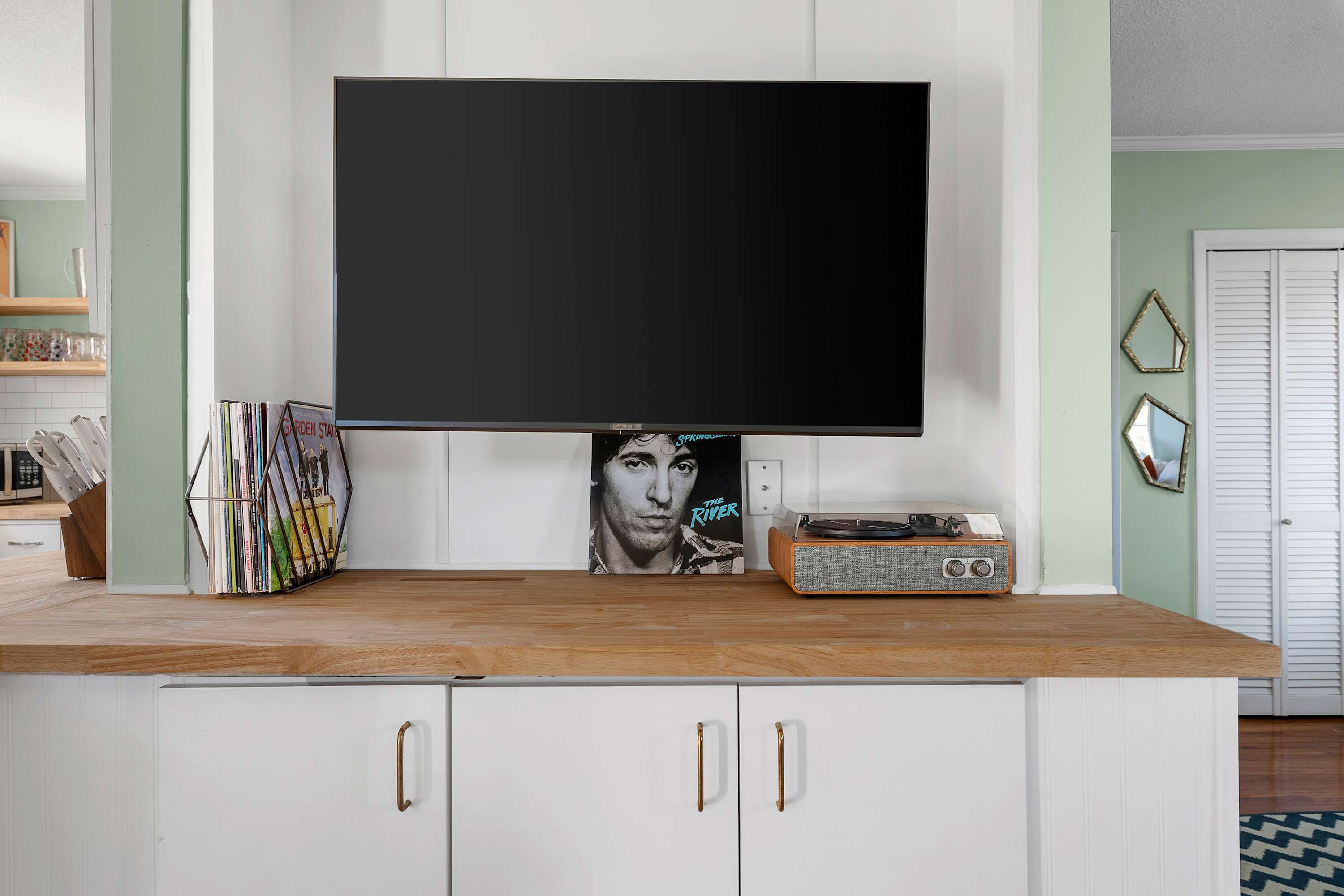 Smart TV + Record Player 