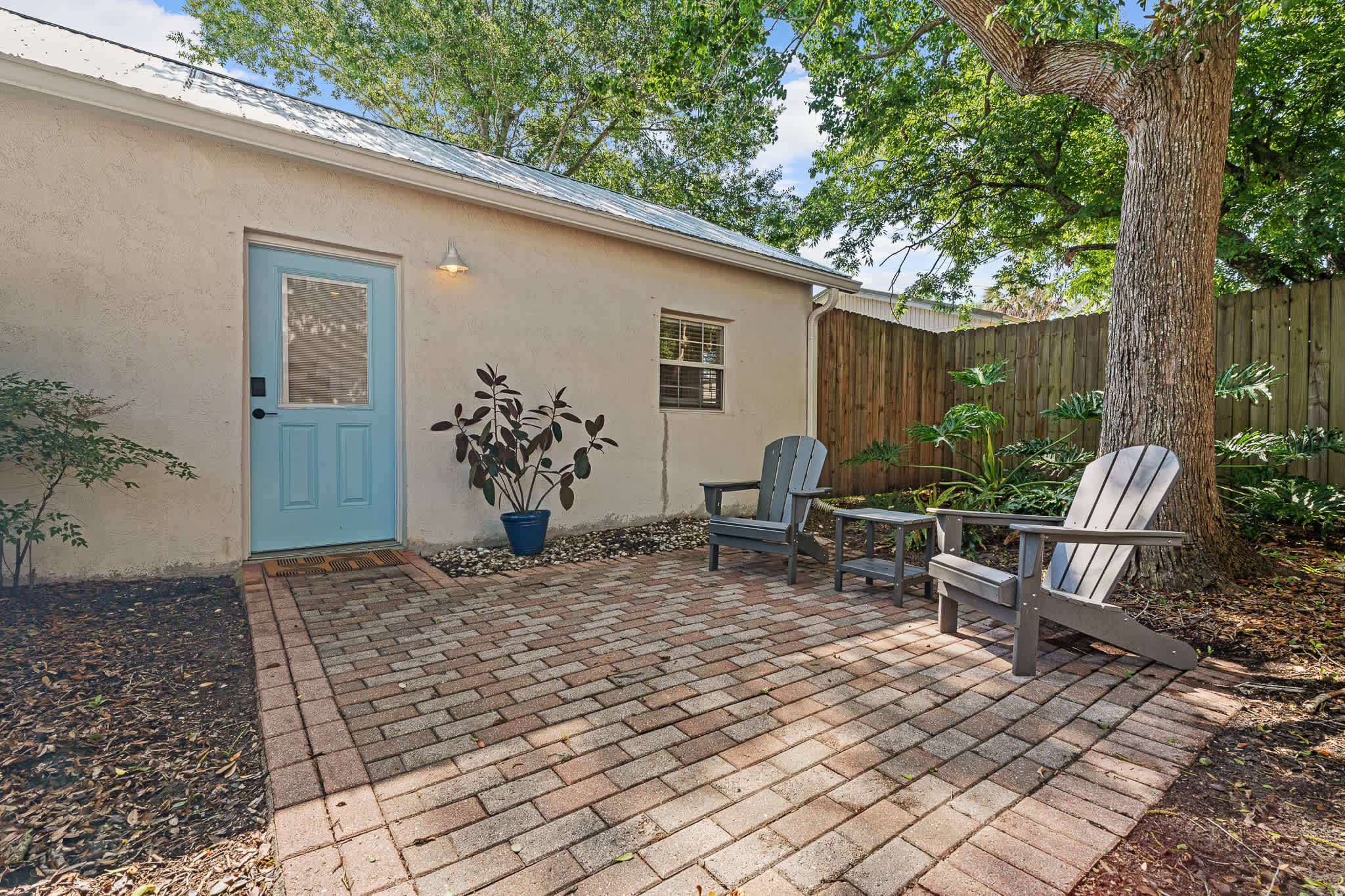 Courtyard Cottage- 15 Min Walk to Downtown! — photo 14