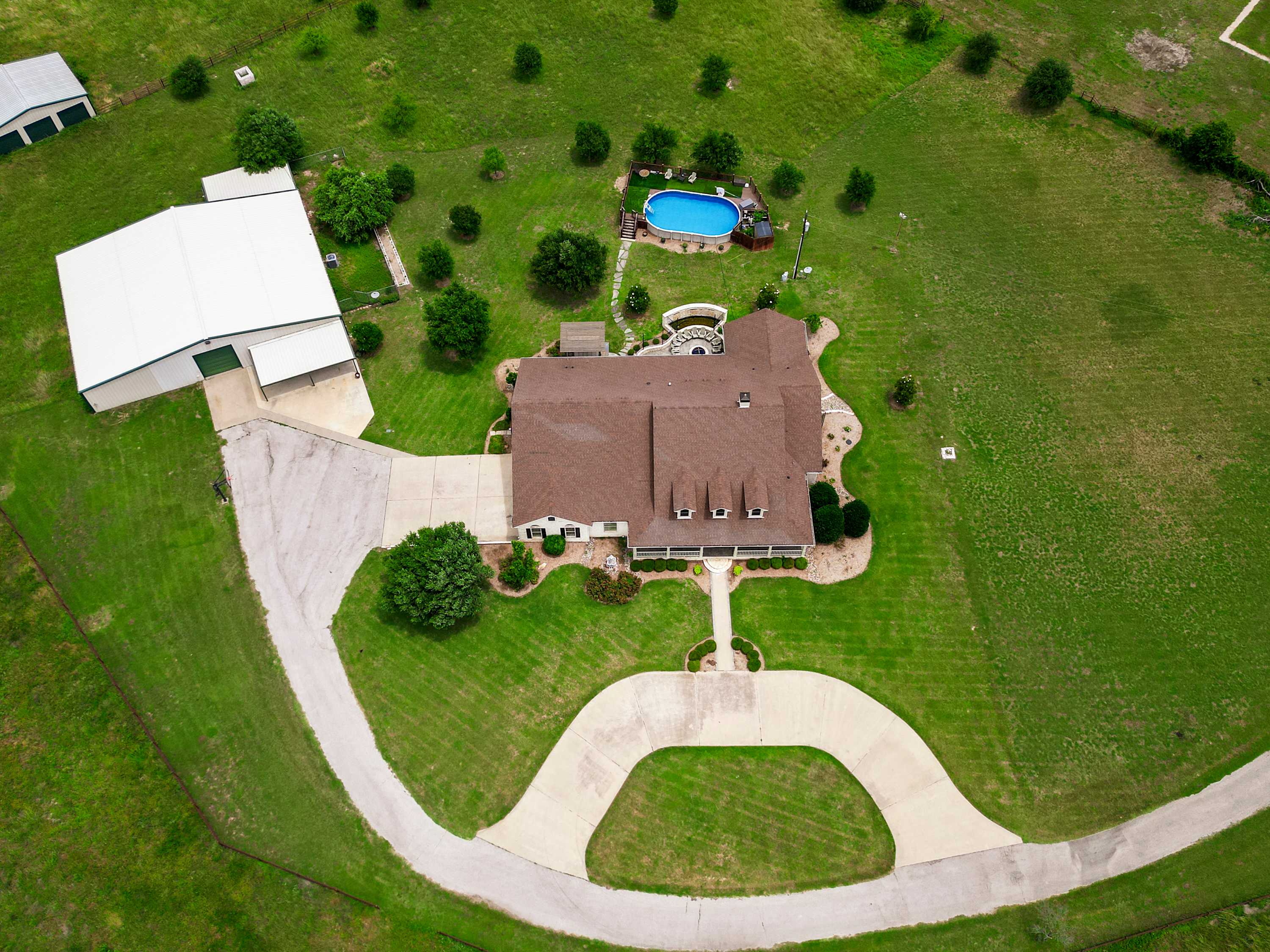 The Green Ranch House-Pool-Theatre-Hot Tub-Game Room — Lorena, TX — vacation rental