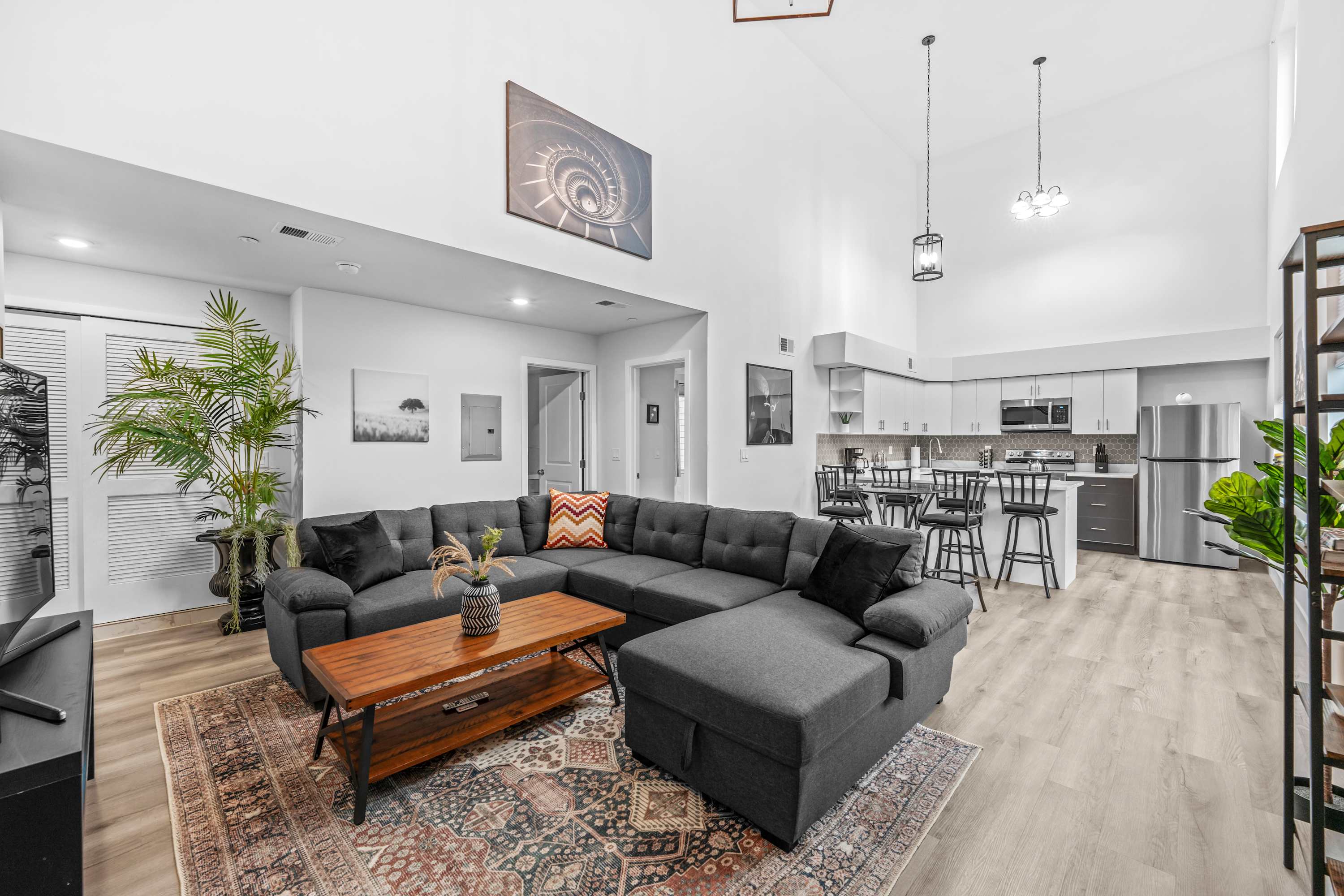 Massive 2B/2Ba, 30ft Ceilings, Paid Parking Onsite