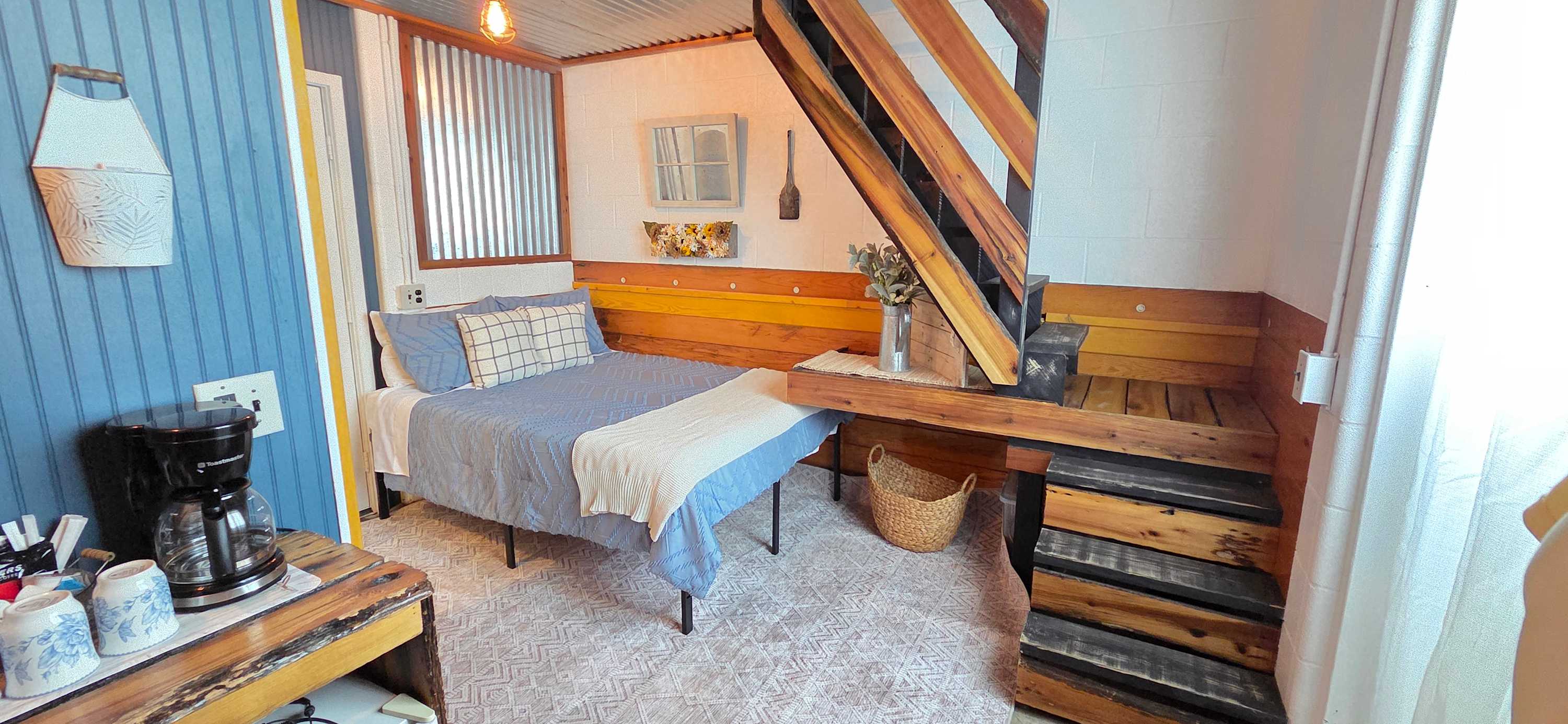 SUNNY HONEY 1 Horse Stall Suite - Cowboy Cool!! — Lebanon, TN — vacation rental