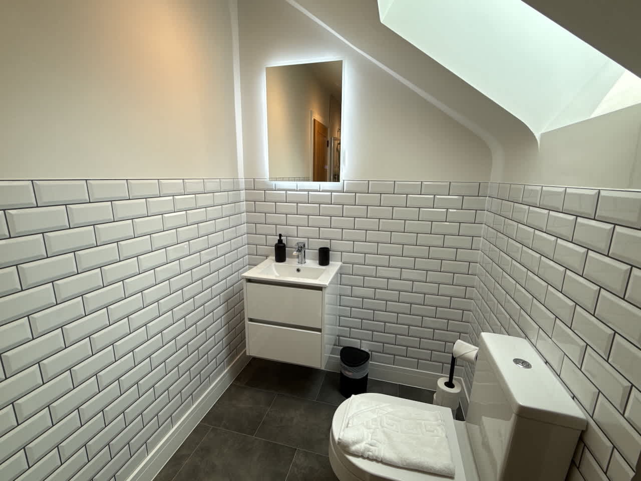 Luxury 1 bed - 7 Queen Street, Abingdon -  Centrally located, parking subject to availability in 20 Queen Street OX14 3LN - Property image 3 - VivreStays
