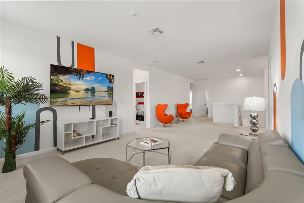 8BR Retro Retreat 70s Themed Loft Fun Themed Bedrooms | Photo 12