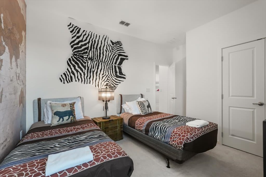 8BR Retro Retreat 70s Themed Loft Fun Themed Bedrooms | Photo 13