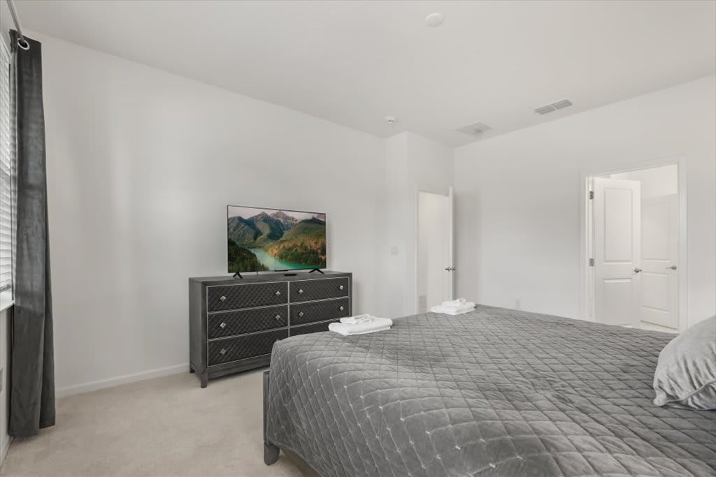 8BR Retro Retreat 70s Themed Loft Fun Themed Bedrooms | Photo 16