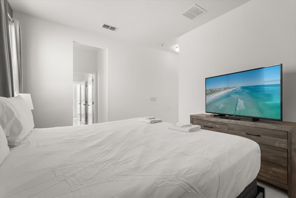 8BR Retro Retreat 70s Themed Loft Fun Themed Bedrooms | Photo 18