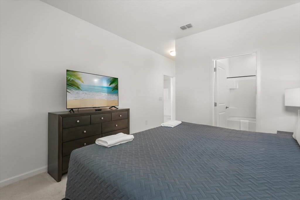8BR Retro Retreat 70s Themed Loft Fun Themed Bedrooms | Photo 20