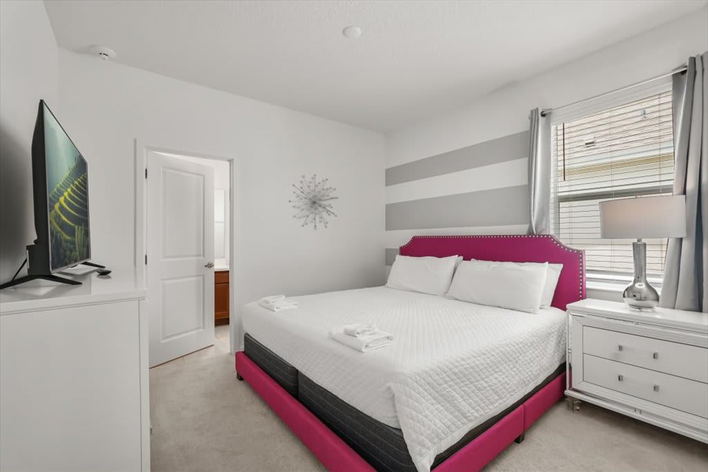 8BR Retro Retreat 70s Themed Loft Fun Themed Bedrooms | Photo 21