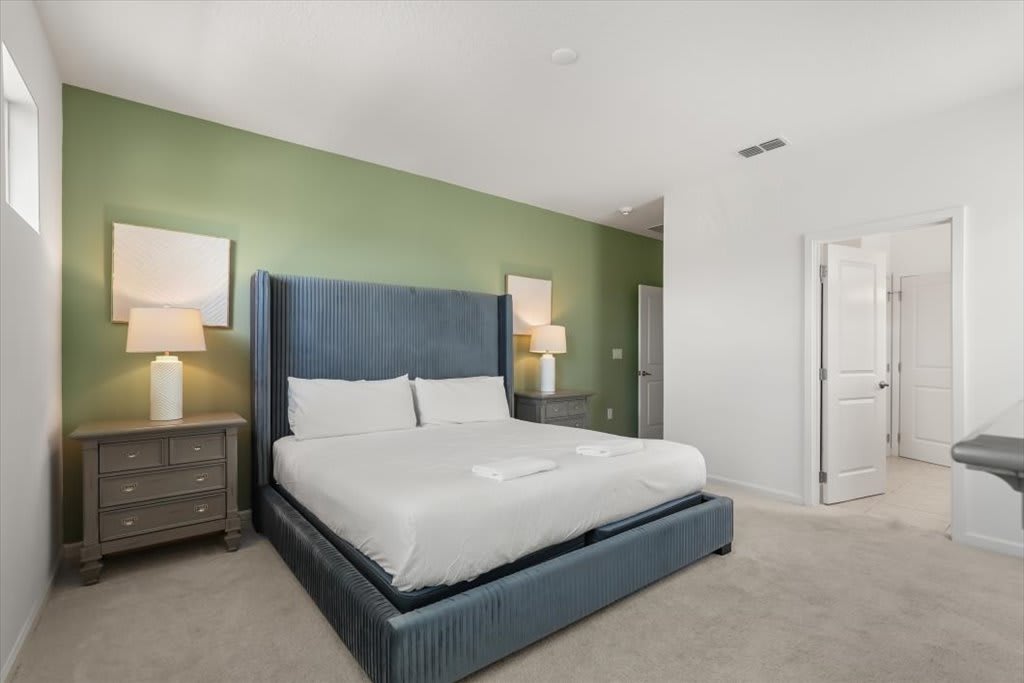 8BR Retro Retreat 70s Themed Loft Fun Themed Bedrooms | Photo 25