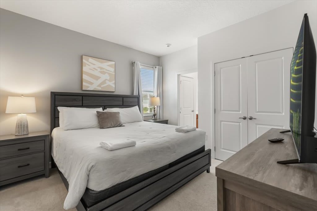 8BR Retro Retreat 70s Themed Loft Fun Themed Bedrooms | Photo 22