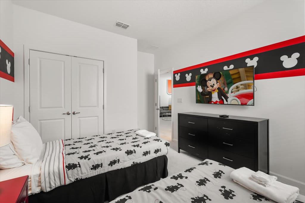 8BR Retro Retreat 70s Themed Loft Fun Themed Bedrooms | Photo 27