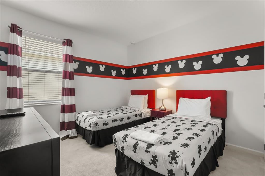 8BR Retro Retreat 70s Themed Loft Fun Themed Bedrooms | Photo 26