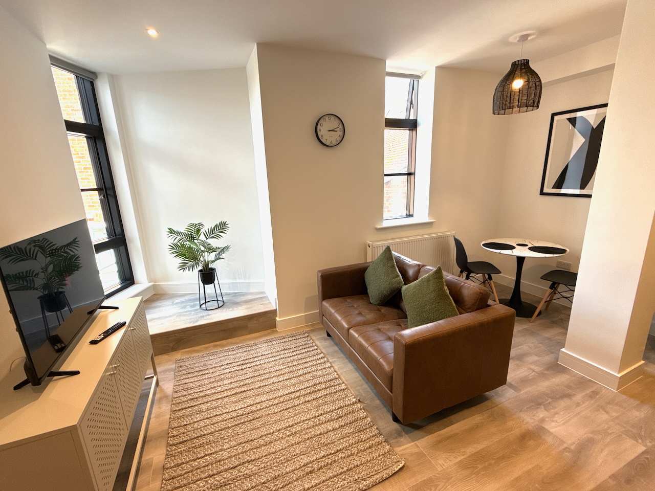 Luxury 1 bed - 6 Queen Street, Abingdon -  Centrally located, parking subject to availability in 20 Queen Street OX14 3LN - Property image 2 - VivreStays