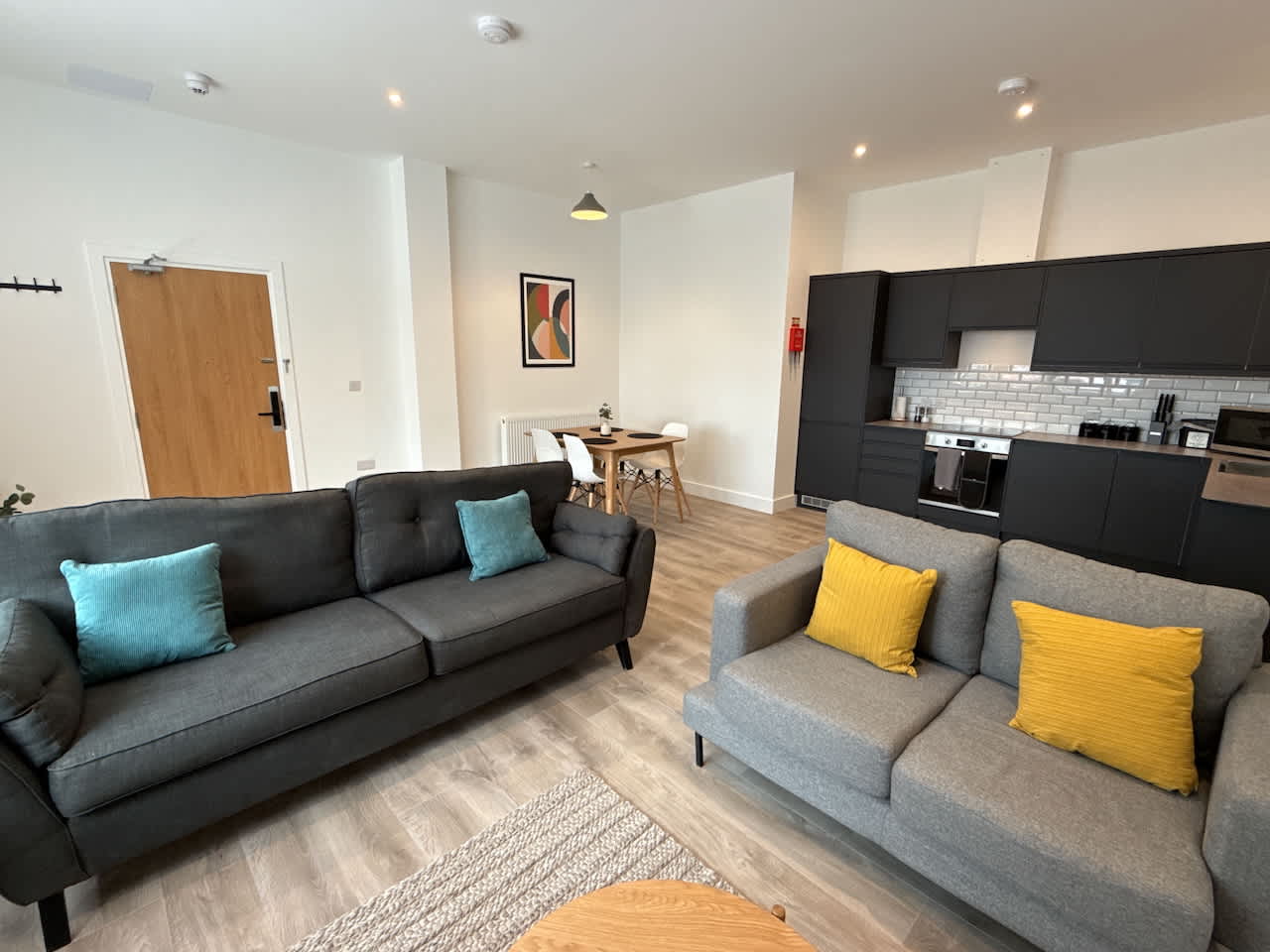 Luxury 2 bedroom, 2 bathroom All ground floor,  centrally located - 1 Queen Street - Ashbrook Serviced Apartments in 20 Queen Street OX14 3LN - Property image 2 - VivreStays
