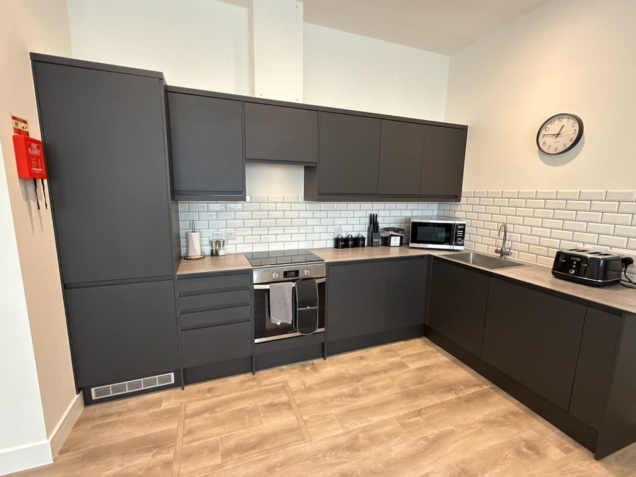 Luxury 2 bedroom, 2 bathroom All ground floor,  centrally located - 1 Queen Street - Ashbrook Serviced Apartments in 20 Queen Street OX14 3LN - Property image 5 - VivreStays
