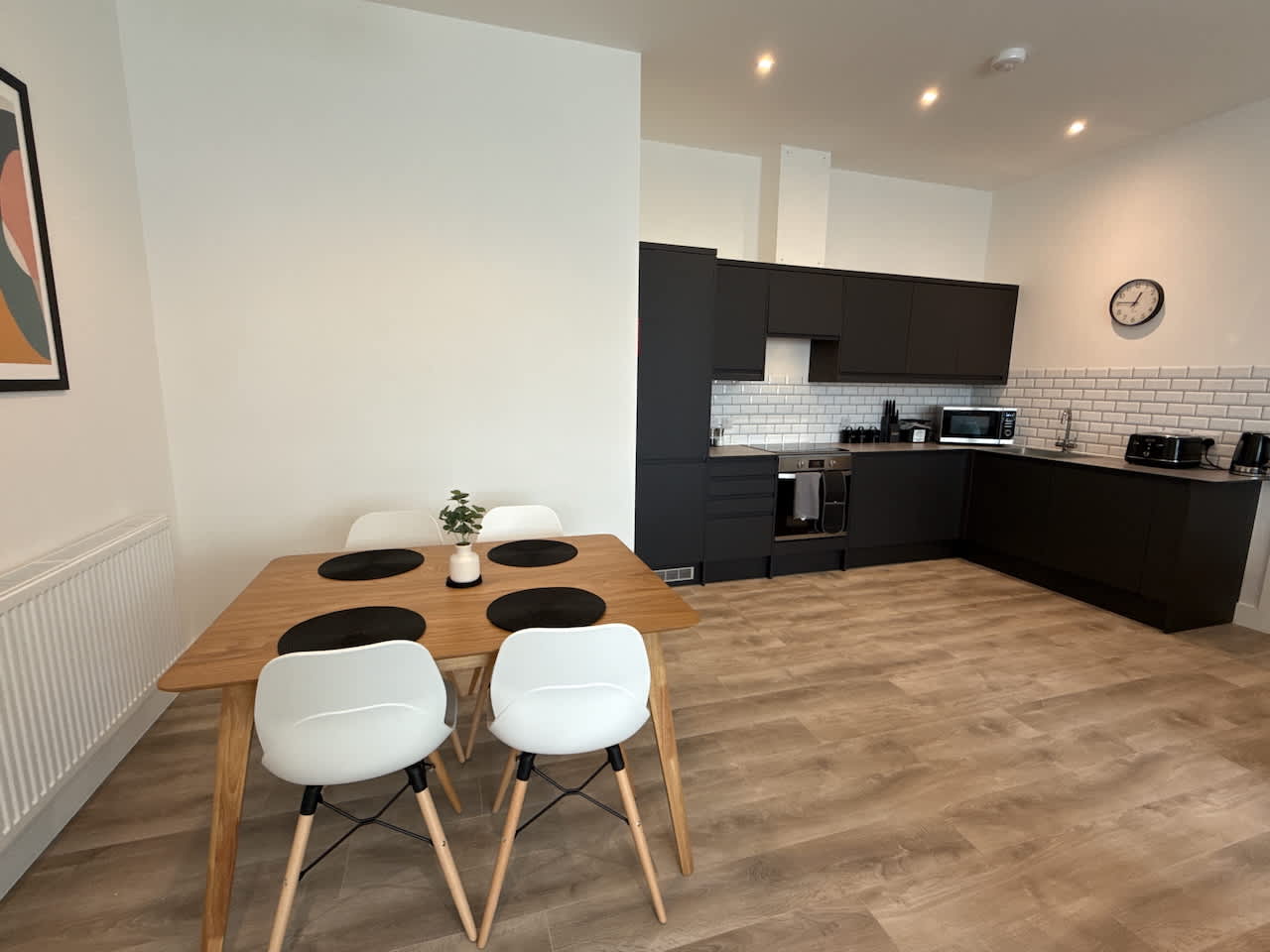 Luxury 2 bedroom, 2 bathroom All ground floor,  centrally located - 1 Queen Street - Ashbrook Serviced Apartments in 20 Queen Street OX14 3LN - Property image 4 - VivreStays
