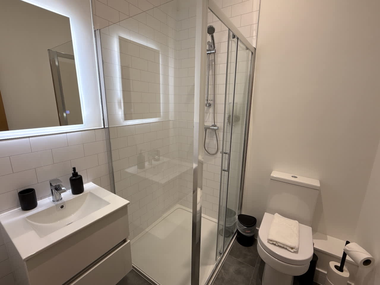 Luxury 2 bedroom, 2 bathroom All ground floor,  centrally located - 1 Queen Street - Ashbrook Serviced Apartments in 20 Queen Street OX14 3LN - Property image 10 - VivreStays