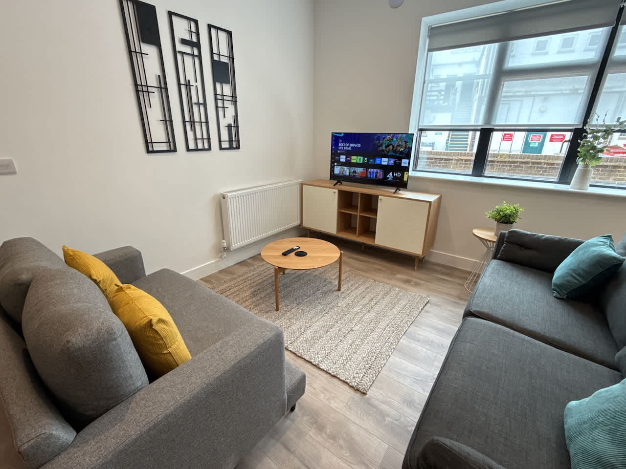 Luxury 2 bedroom, 2 bathroom All ground floor,  centrally located - 1 Queen Street - Ashbrook Serviced Apartments in 20 Queen Street OX14 3LN - Property image 7 - VivreStays