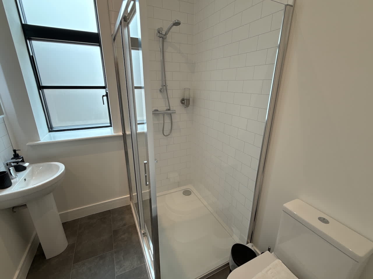 Luxury 2 bedroom, 2 bathroom All ground floor,  centrally located - 1 Queen Street - Ashbrook Serviced Apartments in 20 Queen Street OX14 3LN - Property image 14 - VivreStays