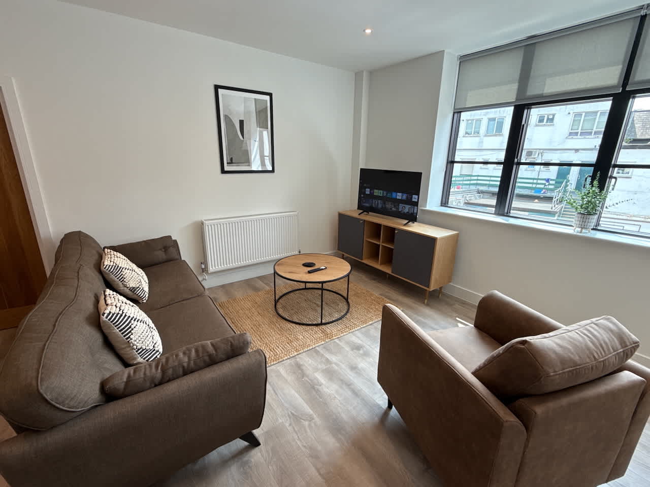 High quality 2 bedroom, 2 bathroom First floor,  centrally located - 3 Queen Street - Ashbrook Serviced Apartments in 20 Queen Street OX14 3LN - Property image 3 - VivreStays