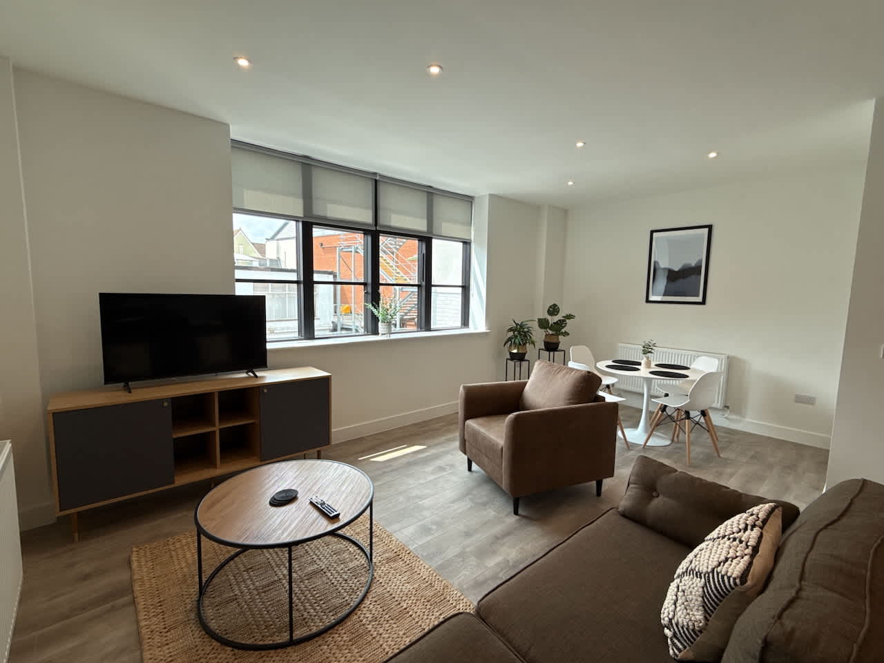 High quality 2 bedroom, 2 bathroom First floor,  centrally located - 3 Queen Street - Ashbrook Serviced Apartments in 20 Queen Street OX14 3LN - Property image 4 - VivreStays