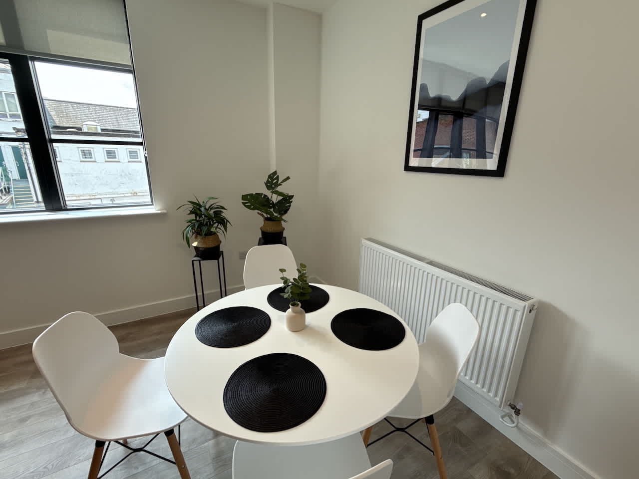 High quality 2 bedroom, 2 bathroom First floor,  centrally located - 3 Queen Street - Ashbrook Serviced Apartments in 20 Queen Street OX14 3LN - Property image 5 - VivreStays
