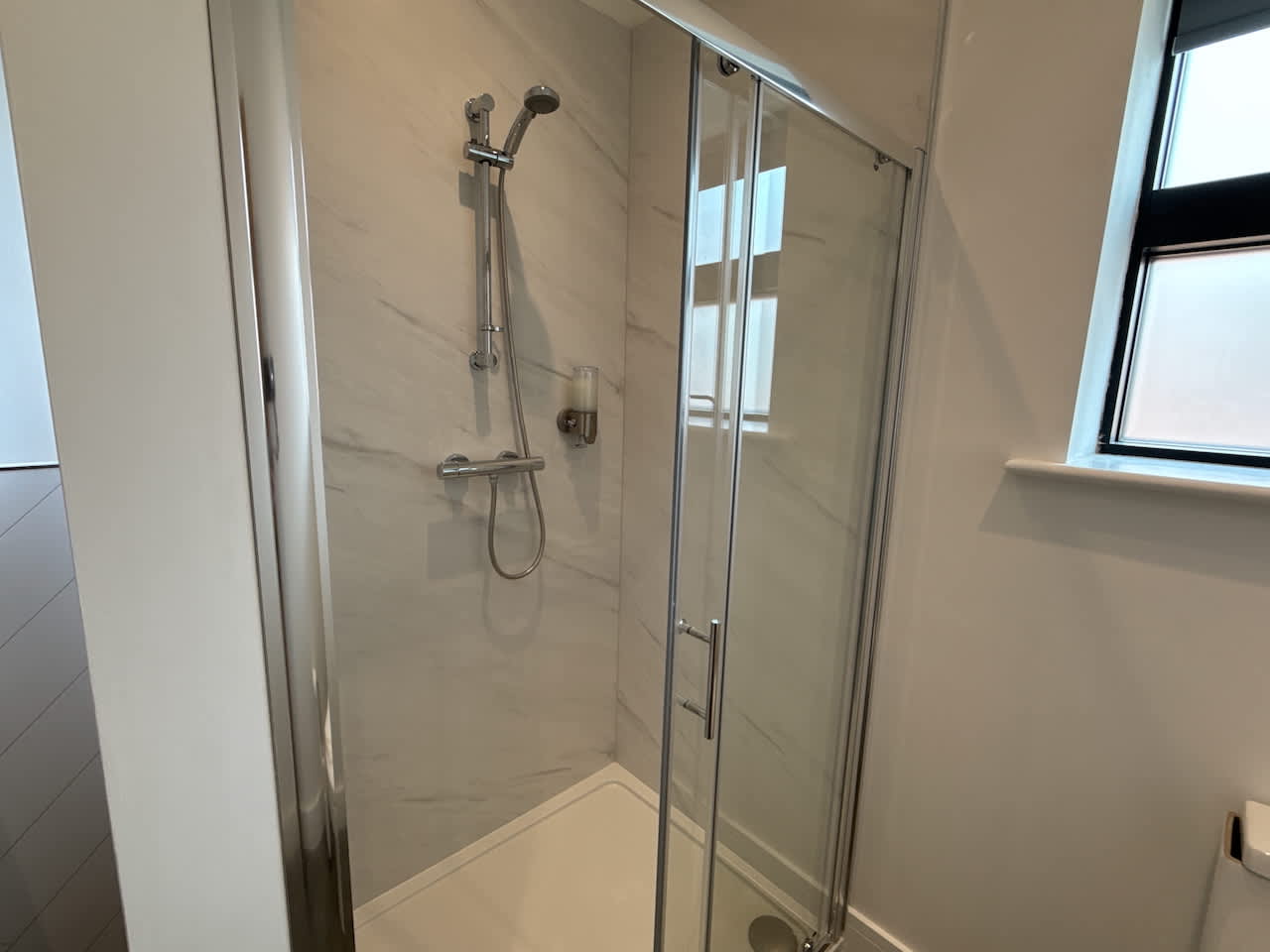 High quality 2 bedroom, 2 bathroom First floor,  centrally located - 3 Queen Street - Ashbrook Serviced Apartments in 20 Queen Street OX14 3LN - Property image 10 - VivreStays