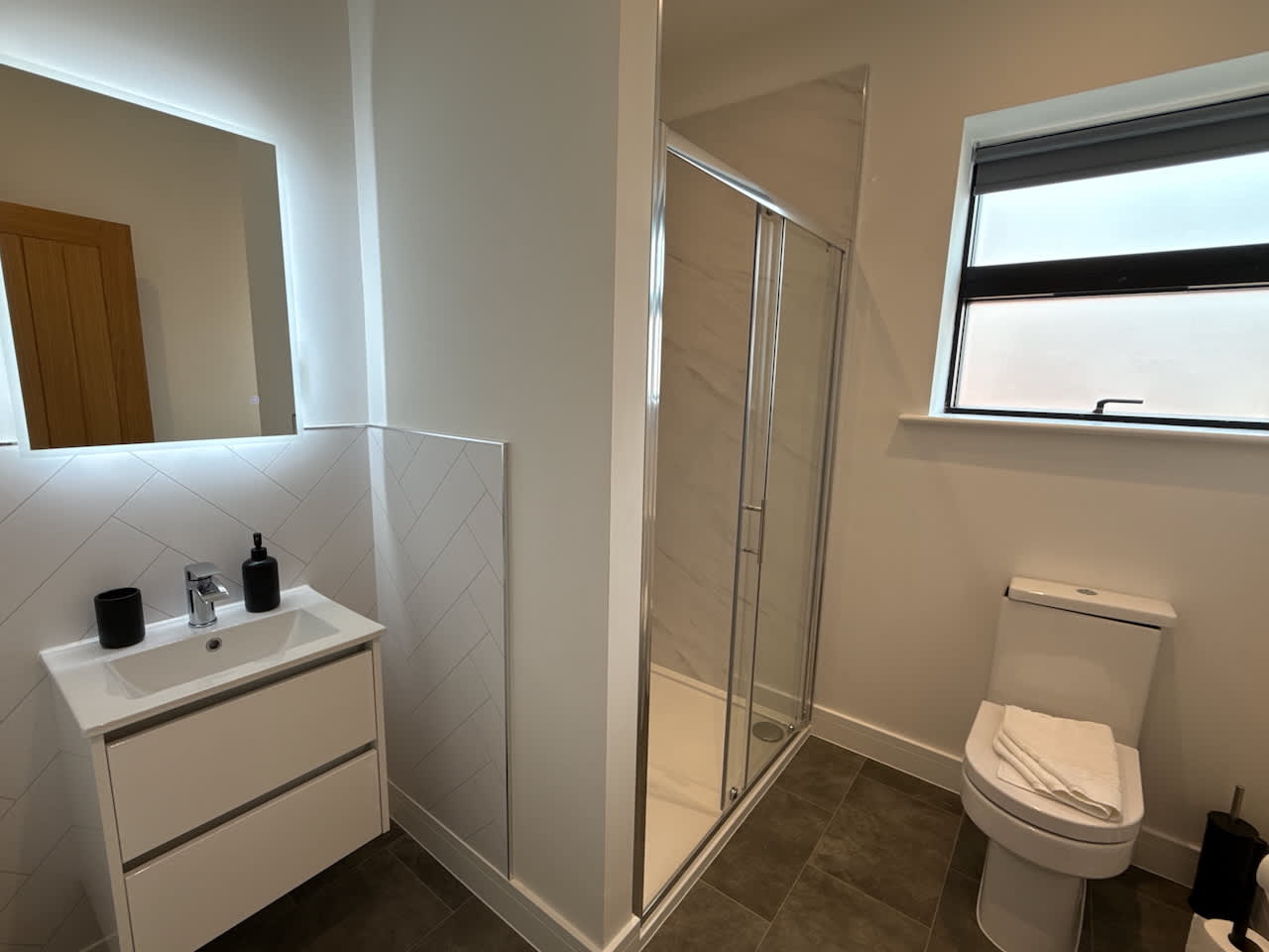 High quality 2 bedroom, 2 bathroom First floor,  centrally located - 3 Queen Street - Ashbrook Serviced Apartments in 20 Queen Street OX14 3LN - Property image 9 - VivreStays