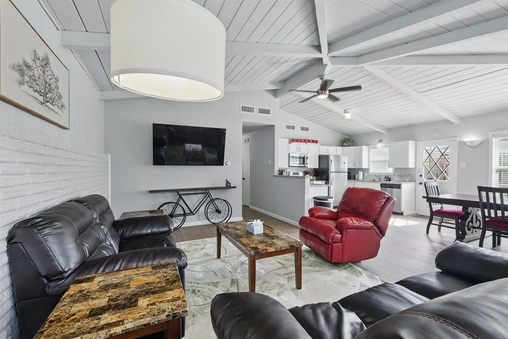 Charming 3-Bed/2-Bath Hidden Gem w Yard (Sleeps 6) — Richardson, TX — vacation rental
