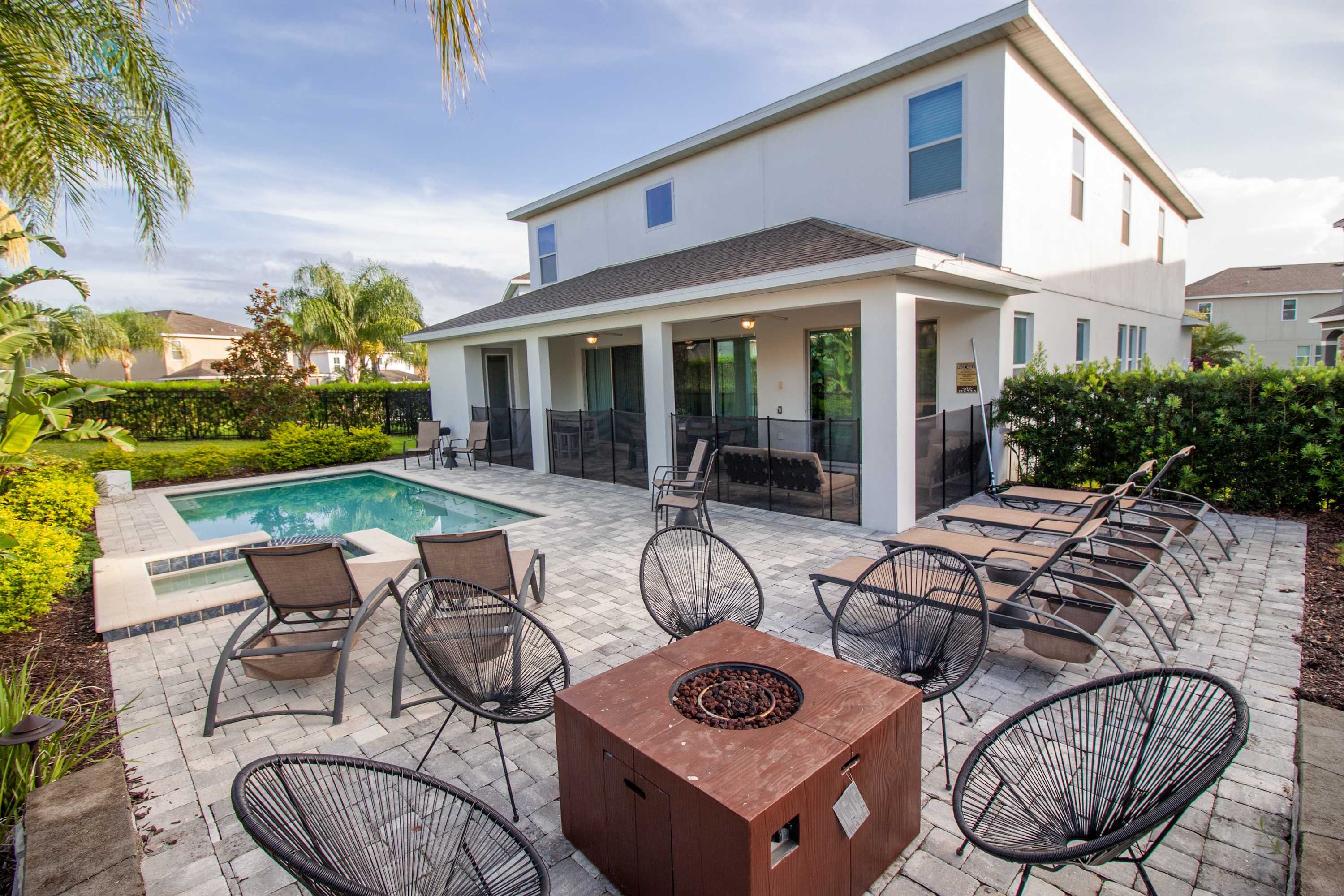 Relaxing Family Retreat: Pool, Spa, Theater, Games