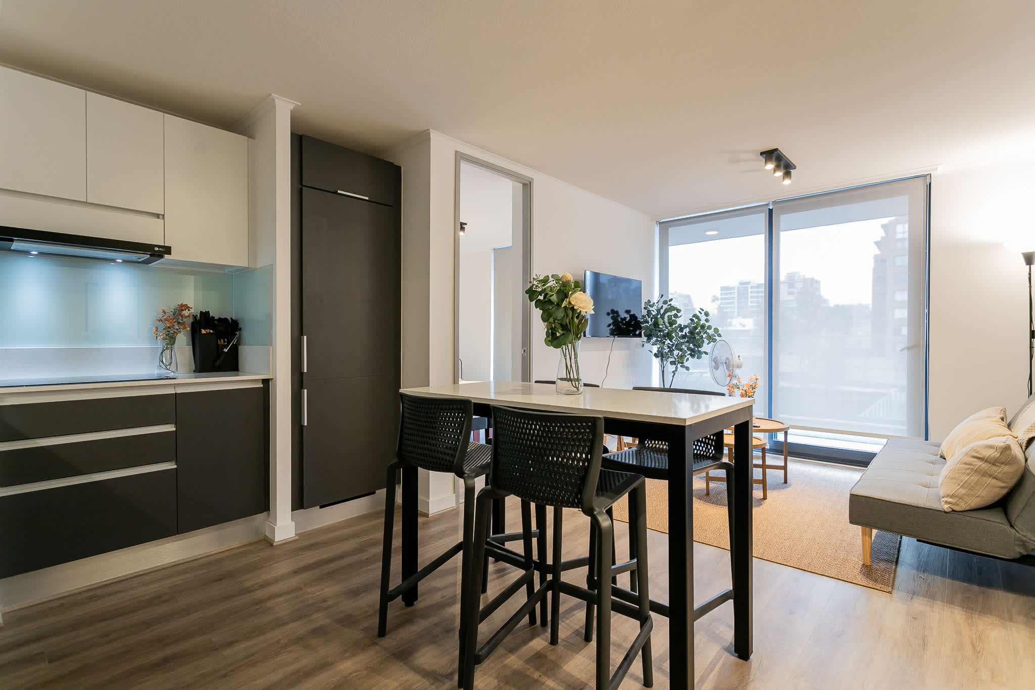 Experience urban living with this stylish open-plan space, featuring a modern kitchen and stunning city views.