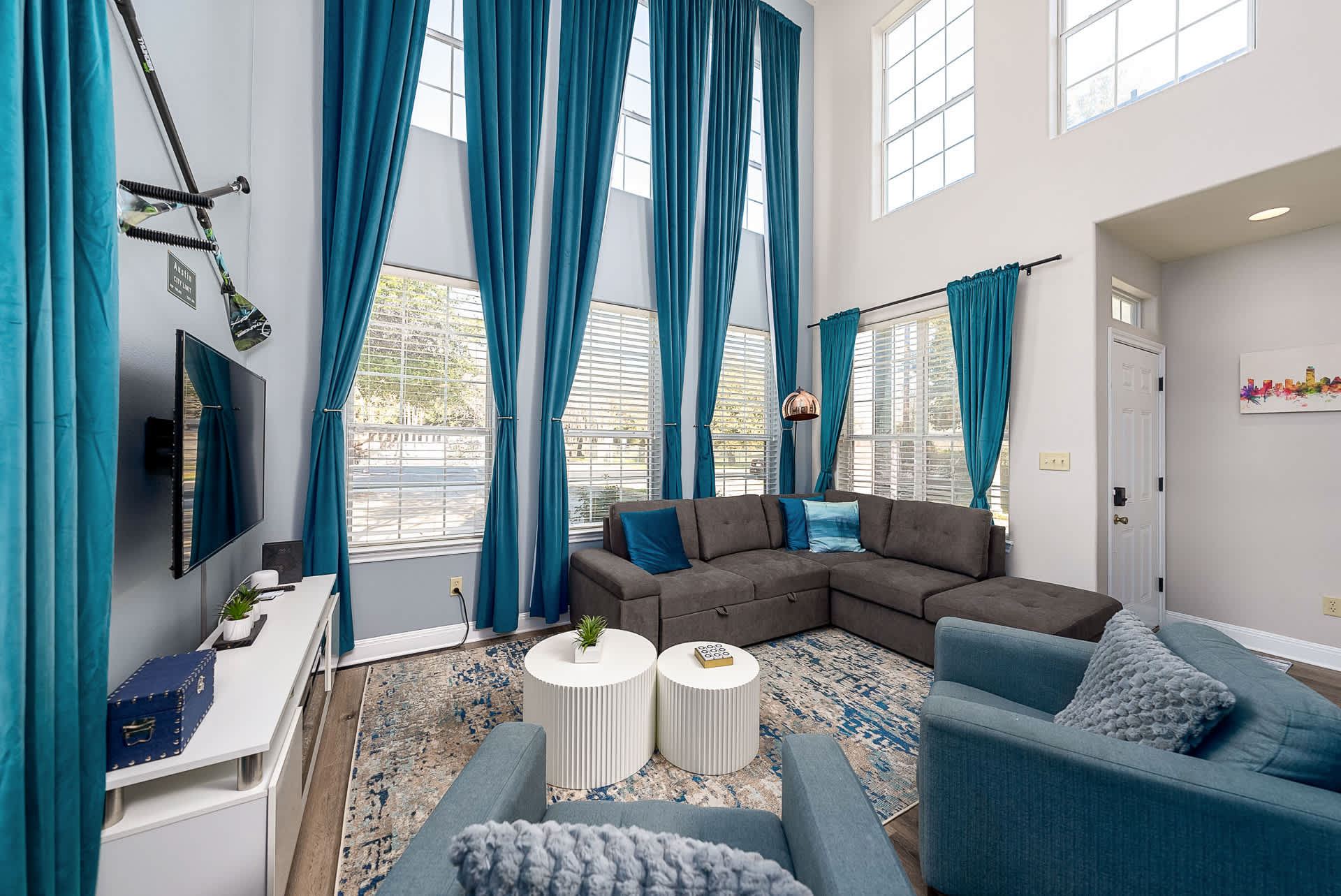 Group-layout living room with smart TV 